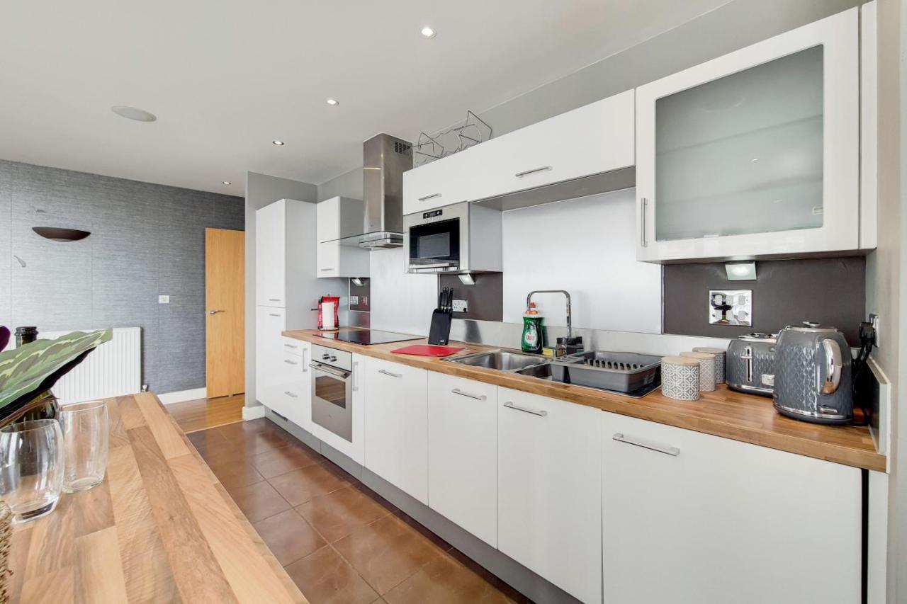 Deluxe Three Bedroom Apartment By London Excel Stays Exterior photo