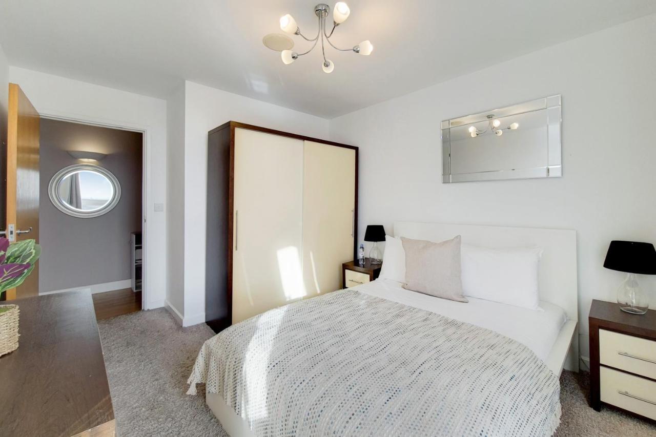 Deluxe Three Bedroom Apartment By London Excel Stays Exterior photo