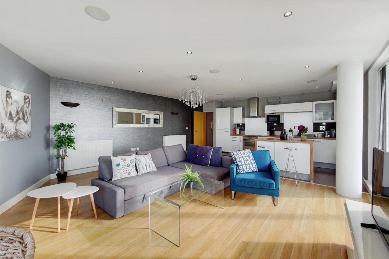 Deluxe Three Bedroom Apartment By London Excel Stays Exterior photo