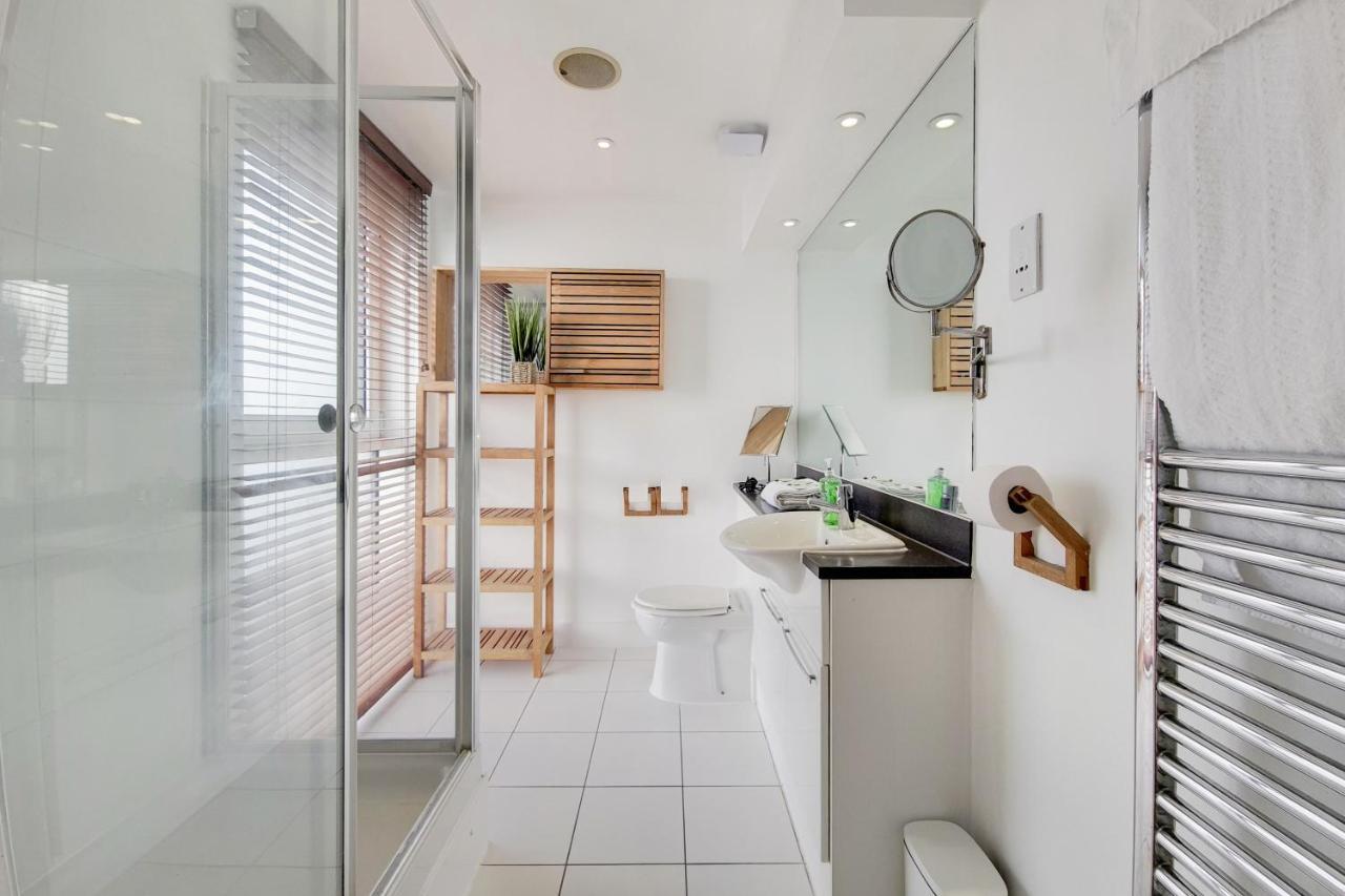 Deluxe Three Bedroom Apartment By London Excel Stays Exterior photo