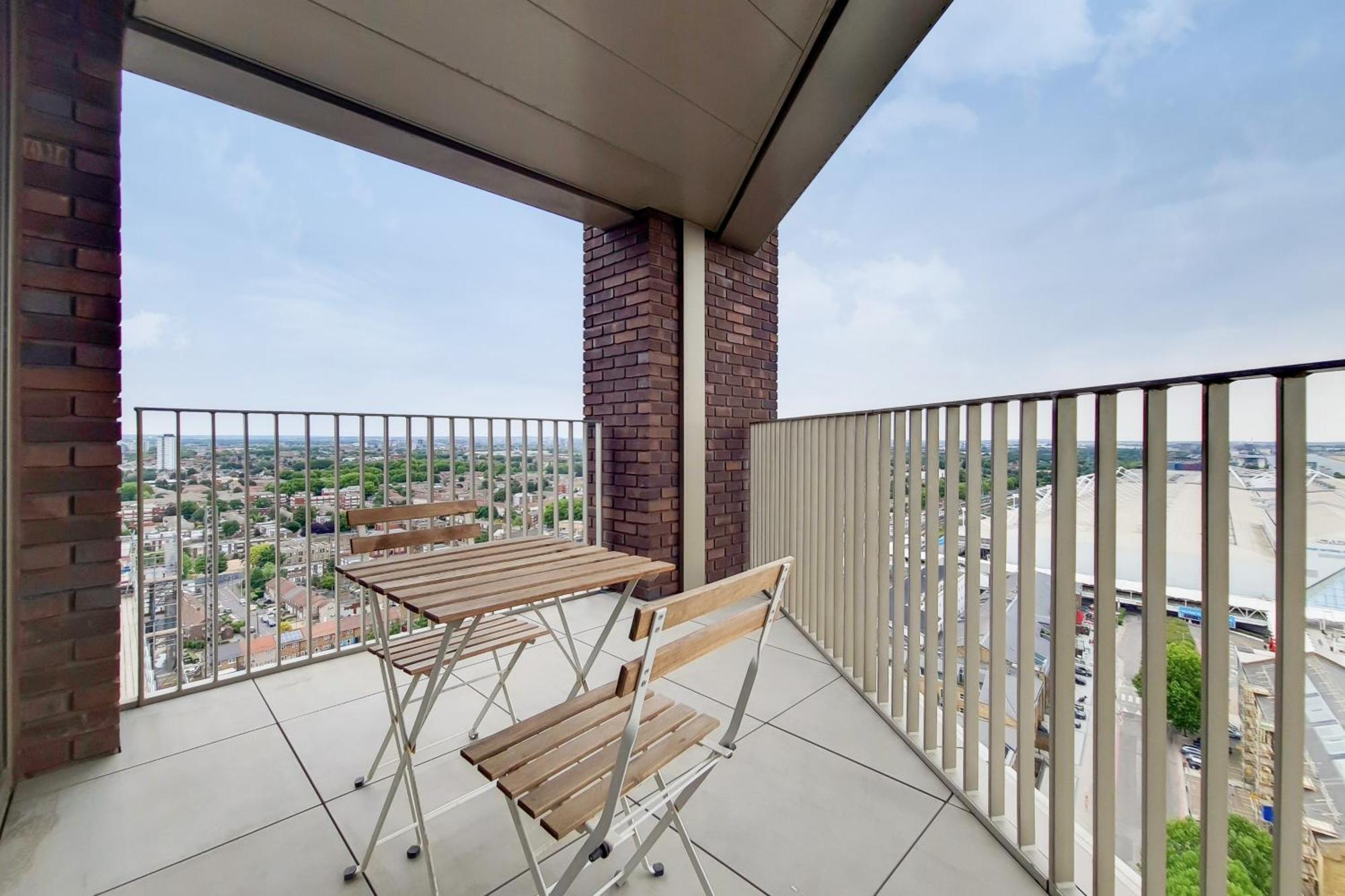 Deluxe Three Bedroom Apartment By London Excel Stays Exterior photo